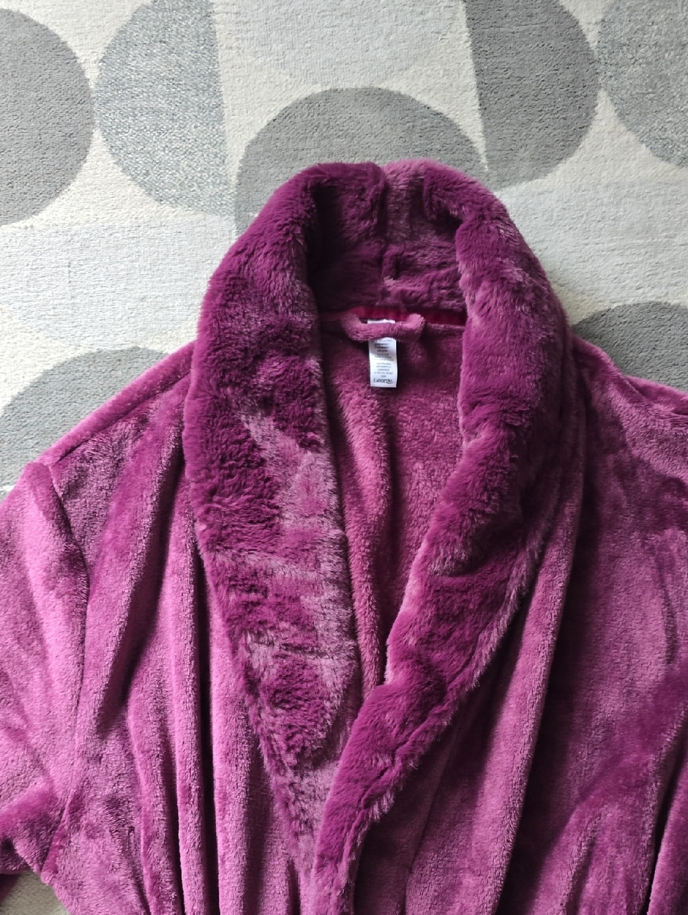 George Plush Robe in Rich Magenta - Picture 2 of 7